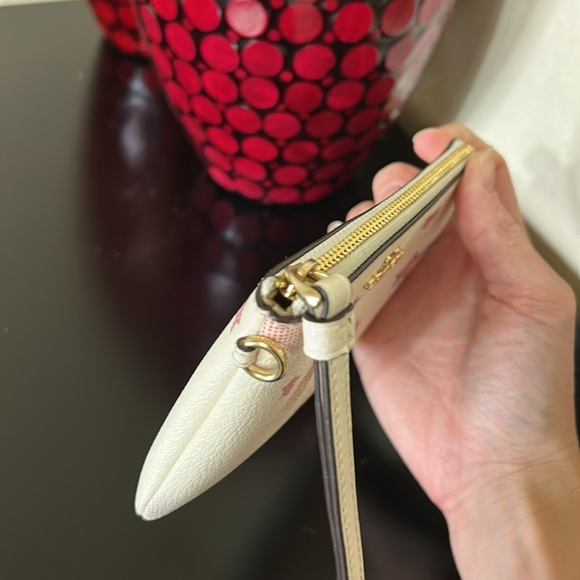 EUC Coach White and Pink Star Wristlet - Picture 3 of 12